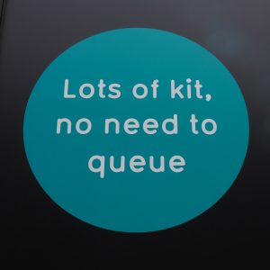 Sign in British English - "kit" and "queue"