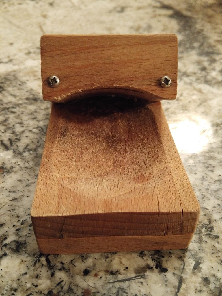 Face on oyster-shucking holder